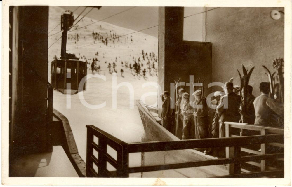 Cartolina originale da collezione 1933 COLLE DEL SESTRIERE (TO) Sciatori in attesa della funivia per Monte SISES 1
