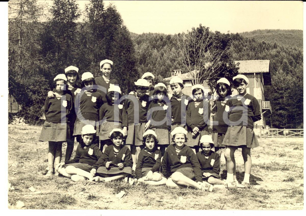 Fotografia d epoca originale 1930 ca ROVEGNO GE Colonia estiva  Bambine in posa sul prato Foto 14x10 cm 1