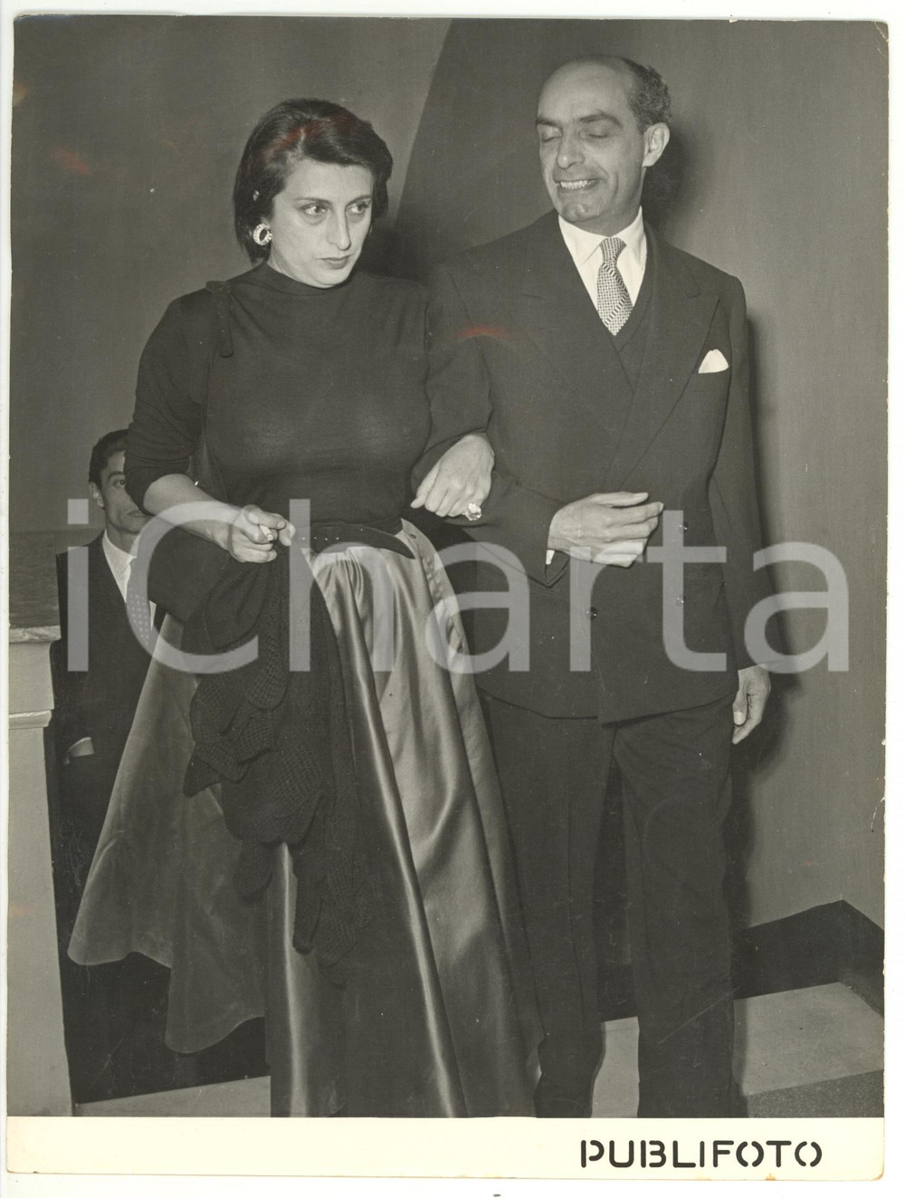 1952 ROMA - CINEMA Prima "Camicie Rosse" - Arrivo di Anna MAGNANI *Foto 18x24 Fotografia d'epoca, con didascalia coeva al verso. CONDIZIONI: FAIR (ondulazione; piccole piegature sparse)FORMATO: 18x24 cm    originale e autentica 1