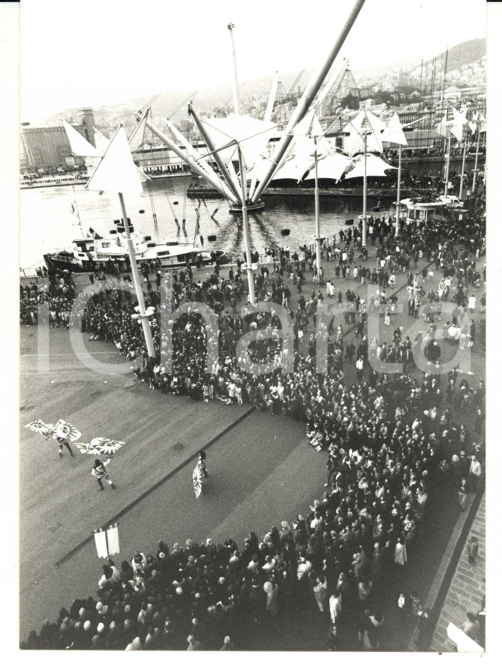Fotografia d epoca originale 1992 GENOVA Porto Antico  Spettacolo di stendardi Foto VINTAGE 13x18 1