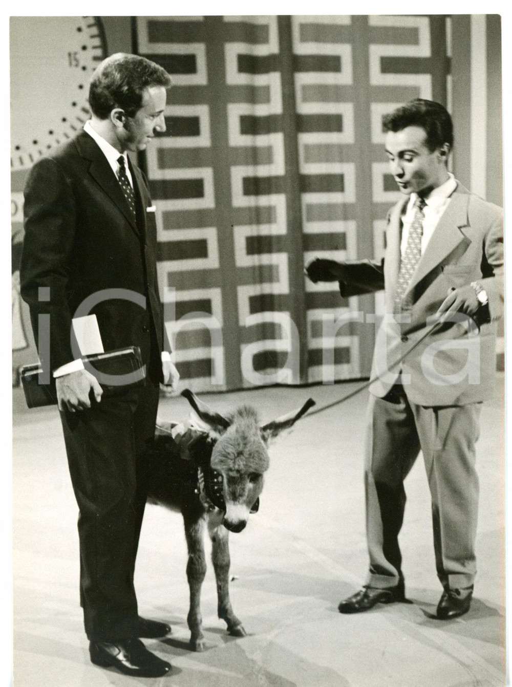 1957 LASCIA O RADDOPPIA? Mike BONGIORNO riceve un asinello in regalo *Foto