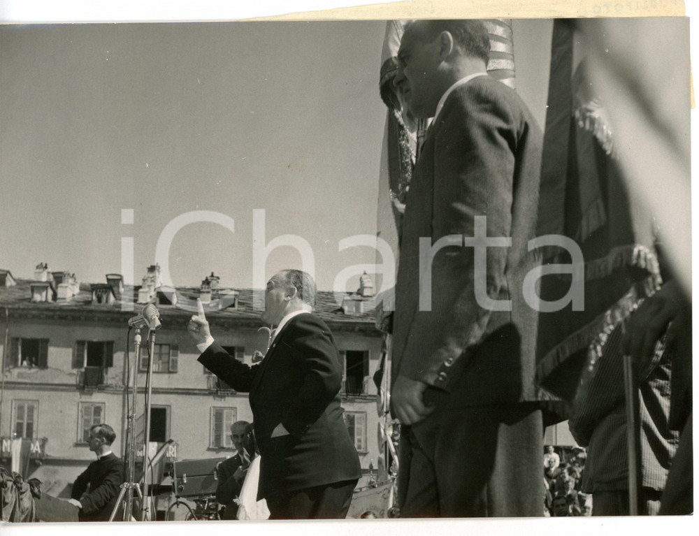 1953 TORINO Piazza VITTORIO - Luigi GEDDA al Congresso Eucaristico Nazionale Fotografia d'epoca con didascalia coeva al verso. CONDIZIONI: GFORMATO: 18x13 cm     originale e autentica 1