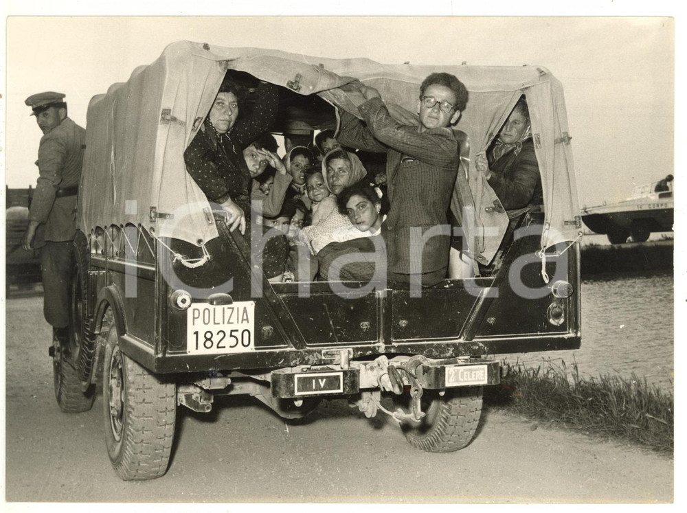 1957 ALLUVIONE DEL POLESINE Sfollati su carro della Polizia *Foto 18x13 cm  Fotografia d'epoca con didascalia coeva.  CONDIZIONI: FAIR (sovraimpressioni) FORMATO: 18x13 cm     originale e autentica 1