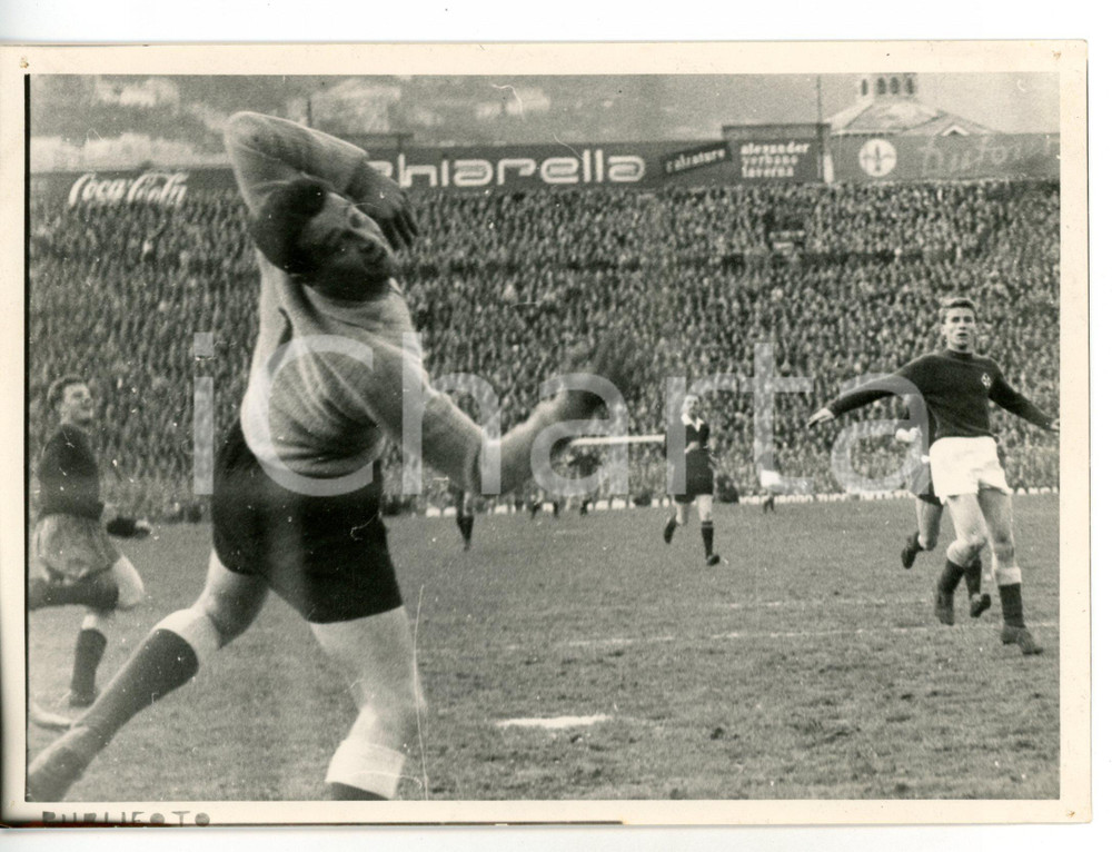 1960 ca CALCIO - TRIESTINA-FIORENTINA Parata di Giuliano SARTI *Foto 18x13 cm Fotografia d'epoca.  CONDIZIONI: FAIR (evidenti difetti di stampa) FORMATO: 18x13 cm     originale e autentica 1