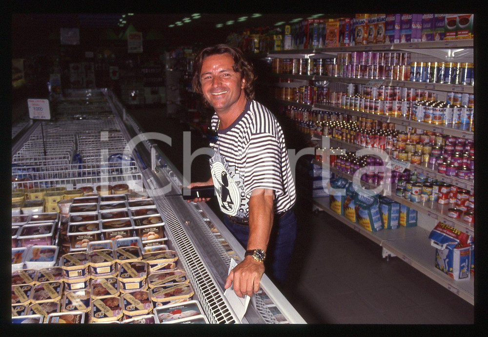 35mm vintage slide* 1990 ca COSTUME Renè ARNOUX al supermercato - Ritratto 