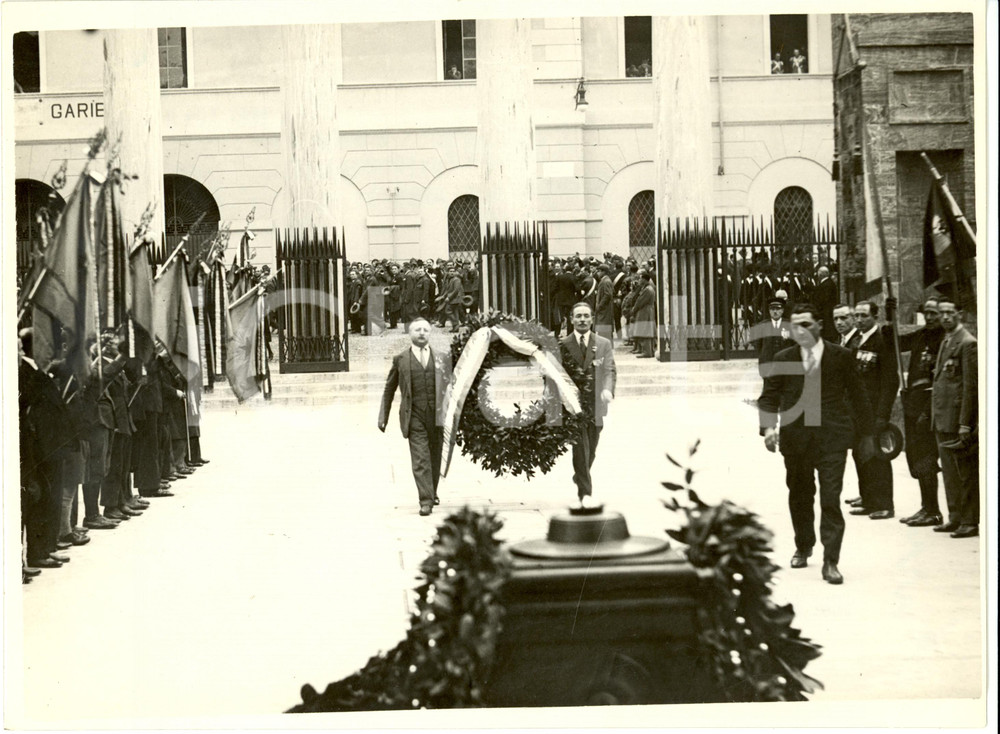 Fotografia d epoca originale 1931 MILANO Anniversario Vittoria  Combattenti corona Monumento ai Caduti Foto 1