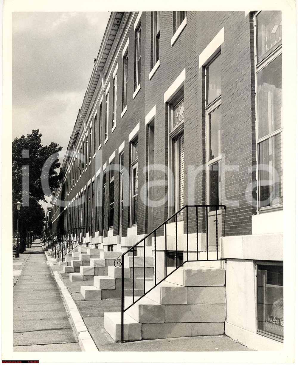Fotografia d'epoca originale 1955 ca BALTIMORE, MARYLAND (USA) Houses' white marble steps *REAL PHOTO 1