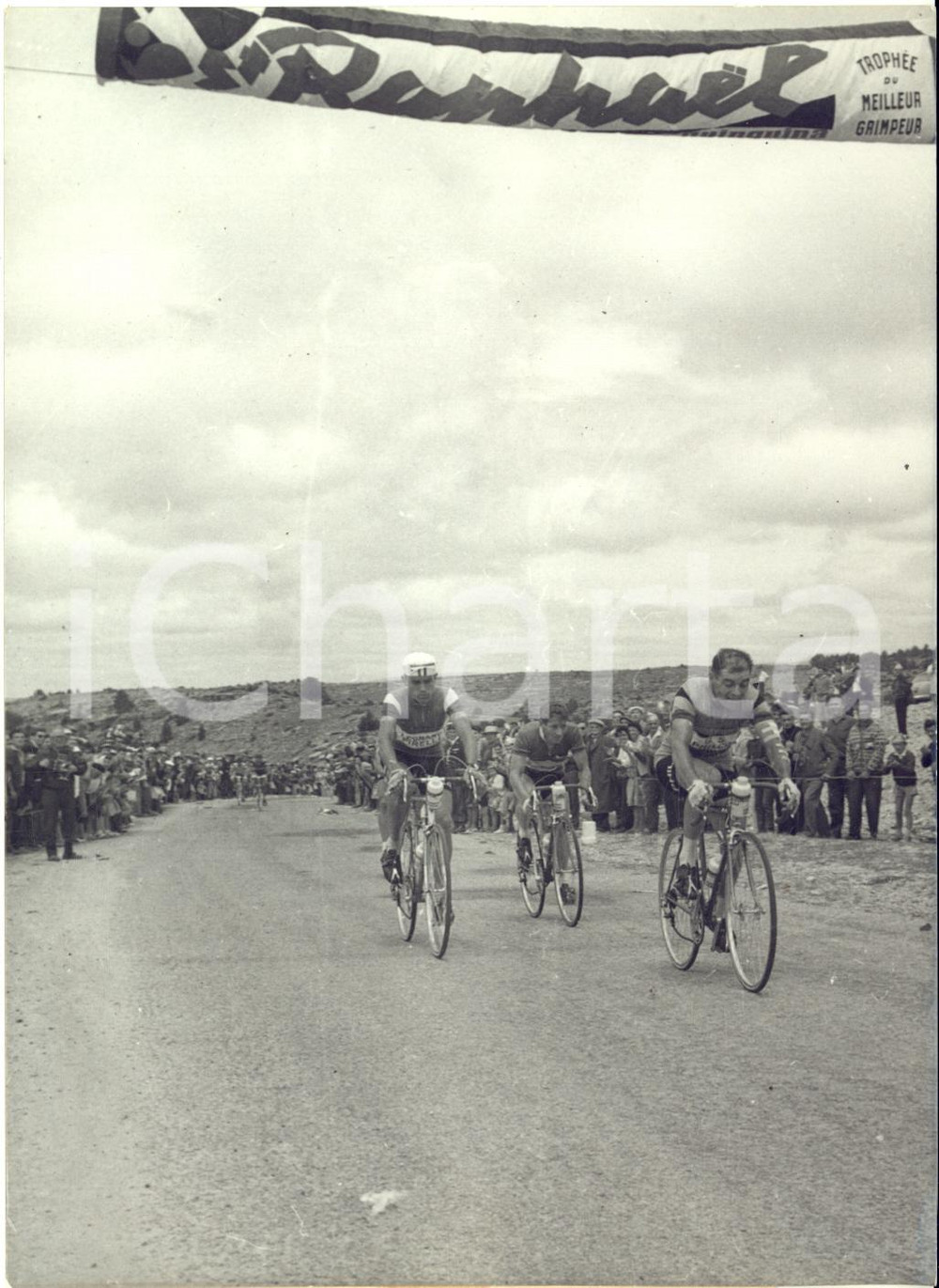1960 TOUR DE FRANCE Corniche des CHEVENNES - Jan ADRIAENSSENS Imerio MASSIGNAN Fotografia d'epoca con didascalia coeva.  CONDIZIONI: GFORMATO: 13x18 cm     originale e autentica 1