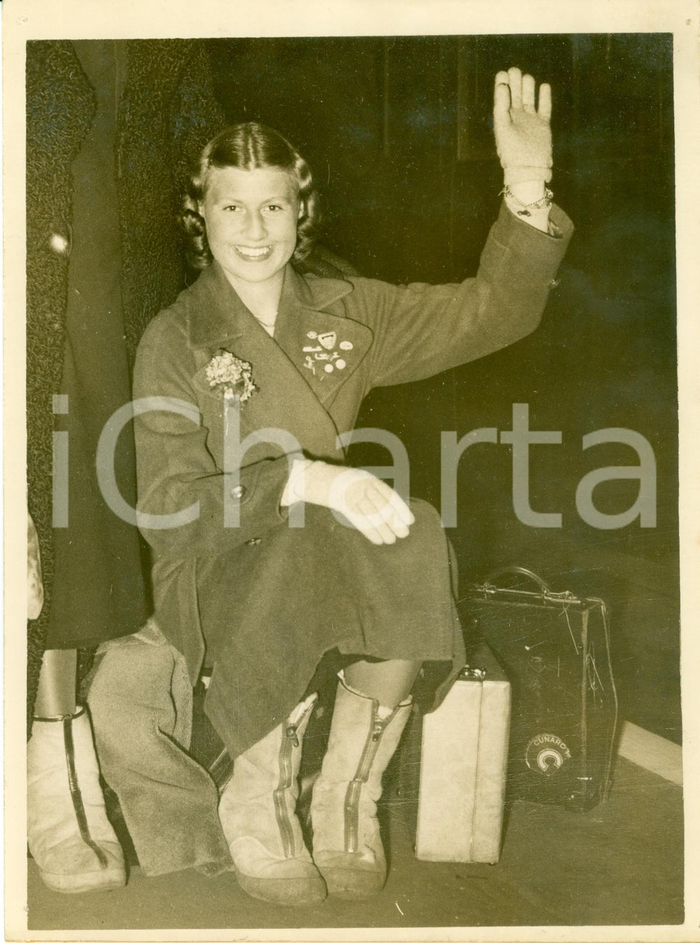Fotografia d epoca originale 1938 LONDON Pattinaggio Ex campionessa Cecilia COLLEDGE alla VICTORIA STATION 1