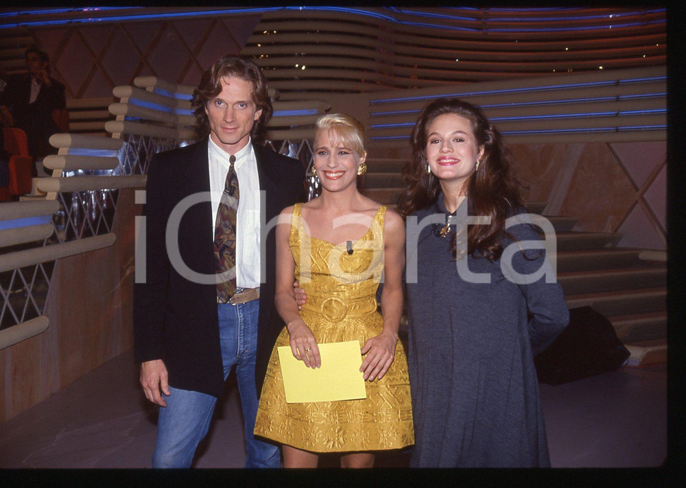 35mm vintage slide* 1991 RAI DUE Heather PARISI James HORAN Noelle BECK (1)  Diapositiva d'epoca, in formato 35 mm.La diapositiva illustra la trasmissione "Ciao Weekend", in onda su Rai Due.CONDIZIONI: GOOD   Tutti i diritti riservati.E' severamente vietata la riproduzione. ICharta mette in vendita, sul negozio eBay e in esclusiva sul sito "icharta" il proprio archivio composto da numerose diapositive e negativi fotografici d'epoca, tutti originali e autentici, che attraversano la storia del costume italiano tra gli la fine degli anni Sessanta e Novanta.Si tratta di uno sguardo inedito sull'attualit&agrave;, la politica, la vita quotidiana, il gossip e la cultura, che fotografa il cambiamento della nazione in quest'ultimo scorcio del XX secolo. Un'occasione unica per il mercato del collezionismo, che vede finalmente disponibile un archivio eccezionale per vastit&agrave;, tematiche e condizioni, in un settore (il negativo fotografico e la diapositiva) di assoluta novit&agrave; e dalle interessanti prospettive di investimento.  originale e autentica 1