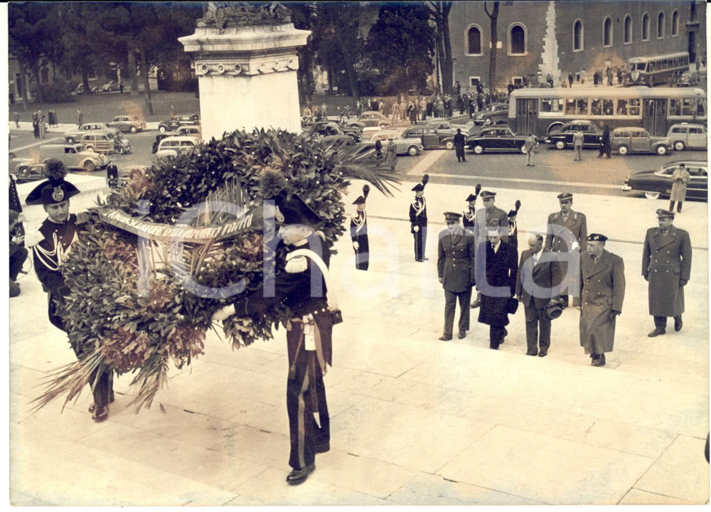 1954 ROMA Visita Mohammed Amdi HEIBA ambasciatore d'Egitto al Milite Ignoto  Fotografia d'epoca con didascalia coeva al verso. CONDIZIONI: POOR (bruniture e aloni; sovraimpressione circolare)FORMATO: 18x13 cm     originale e autentica 1