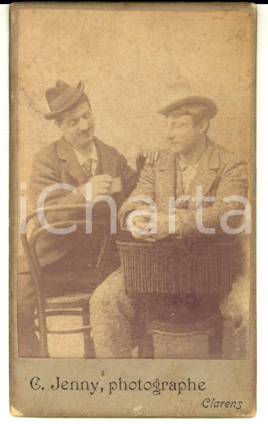 Fotografia d epoca originale 1900 ca CLARENS F Coppia di amici in posa scherzosa Fotografia JENNY CDV 1
