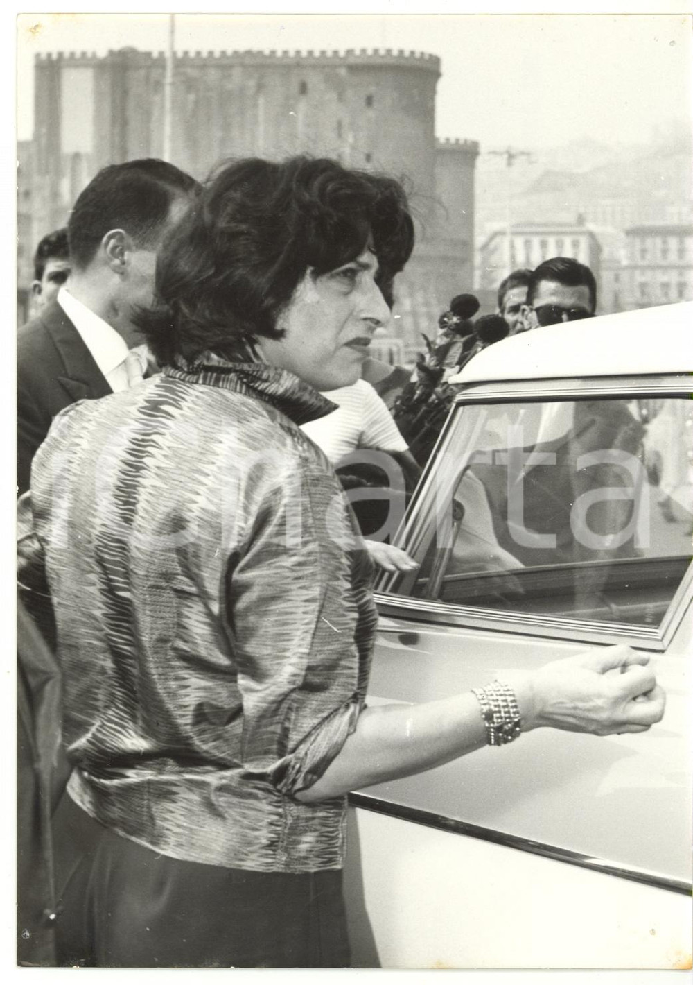 1959 NAPOLI Anna MAGNANI al ritorno dagli STATI UNITI *Fotografia 13x18 cm Fotografia d'epoca, con didascalia coeva al verso. CONDIZIONI: FAIR (forellini da affissione; bassa qualit&agrave; di stampa; piccolo alone all'angolo inferiore destro)FORMATO: 13x18 cm    originale e autentica 1