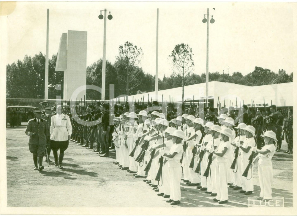 Fotografia d epoca originale 1937 ROMA Vittorio Emanuele III Achille STARACE passano in rivista Avanguardisti 1