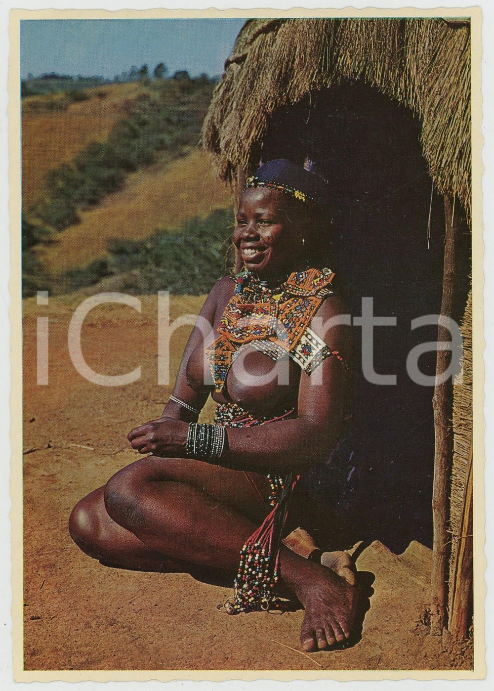 1970ca SOUTH AFRICA African woman at hut entrance ETHNIC NUDE Postcard FG NV  Cartolina postale d'epoca, non viaggiata.EDIZIONI: Arthur English Colour Prints, Cape TownCONDIZIONI: FAIRFORMATO: FG    originale e autentica 1