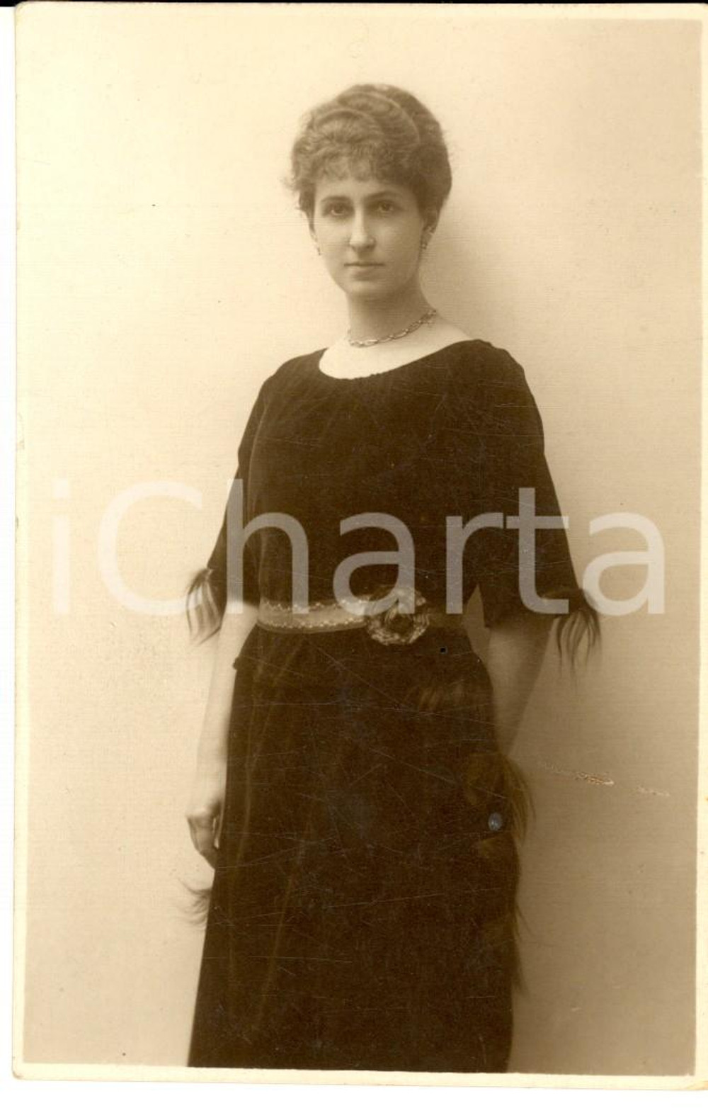 Fotografia d epoca originale 1919 MILANO BRERA Ritratto di donna con abito a piume Foto A. BADODI 1
