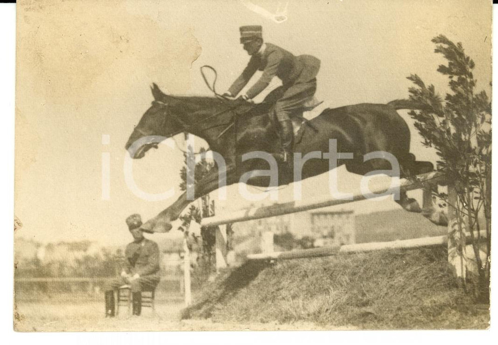 Fotografia d'epoca originale 1915 ca Militare addestramento alla SCUOLA DI CAVALLERIA in Piazza di SIENA 1