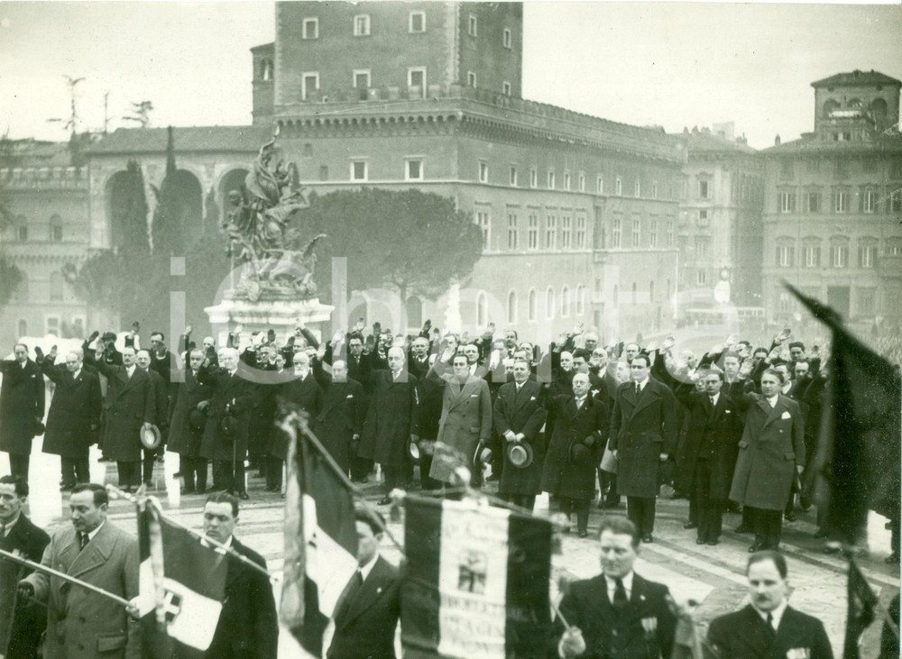 Fotografia d epoca originale 1933 ROMA I lavoratori elettrici rendono omaggio al MILITE IGNOTO Fotografia 1