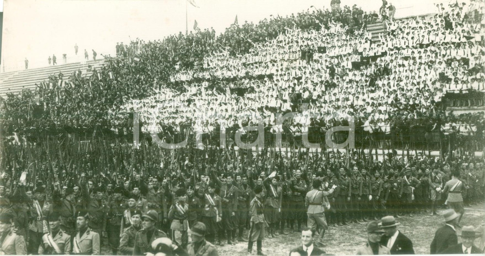 Fotografia d epoca originale 1930 ca ROMA ? Raduno dei Gruppi Universitari Fascisti allo stadio Fotografia 1