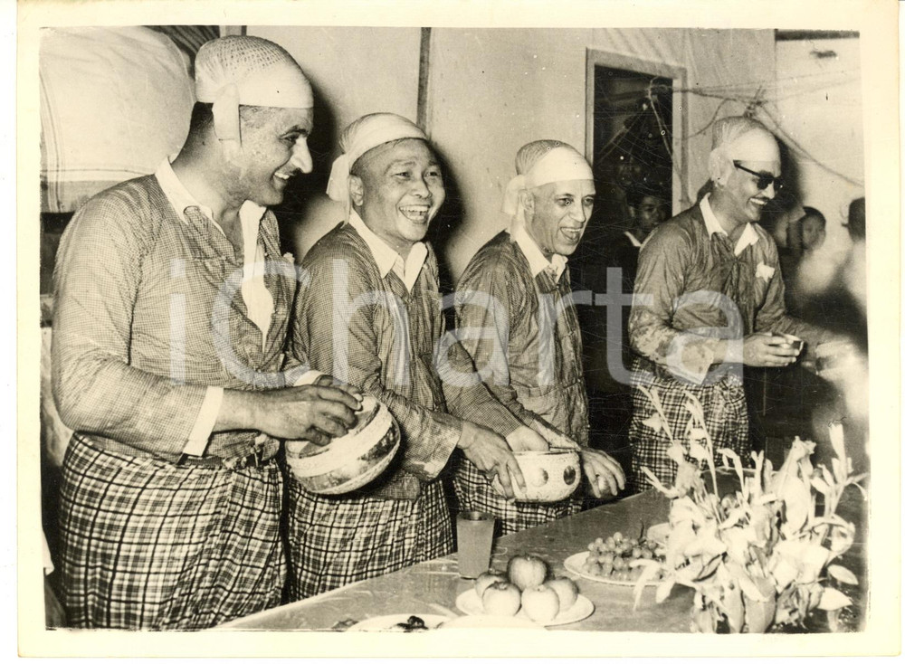 1955 YANGON (MYANMAR) Gamal NASSER and Jawaharlal NEHRU at Burma's Festival