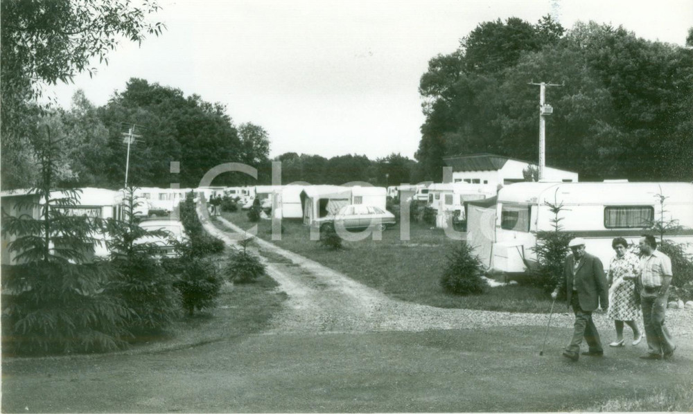 Fotografia d epoca originale 1985 ca GUEWENHEIM FRANCE Anziani a passeggio al campeggio Fotografia 1