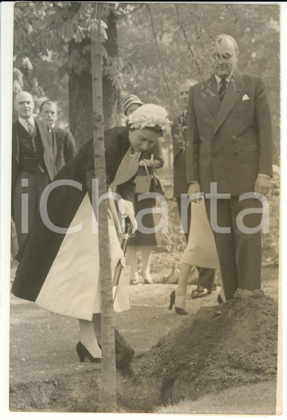 1957 PARIS ELISABETTA II pianta un ciliegio nel giardino dell'ambasciata - Foto