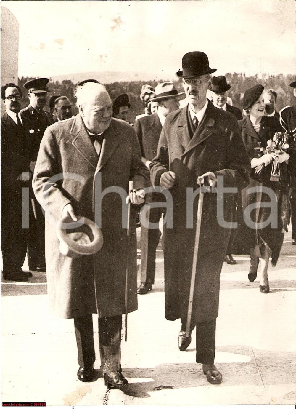 Fotografia d epoca originale 1948 OSLO NORVEGIA Winston CHURCHILL con Re HAAKON all aeroporto FORNEBU Foto 1