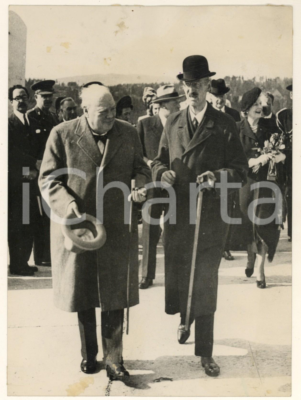 Fotografia d epoca originale 1948 OSLO NORWAY Winston CHURCHILL greeted by King HAAKON at FORNEBU Airport 1