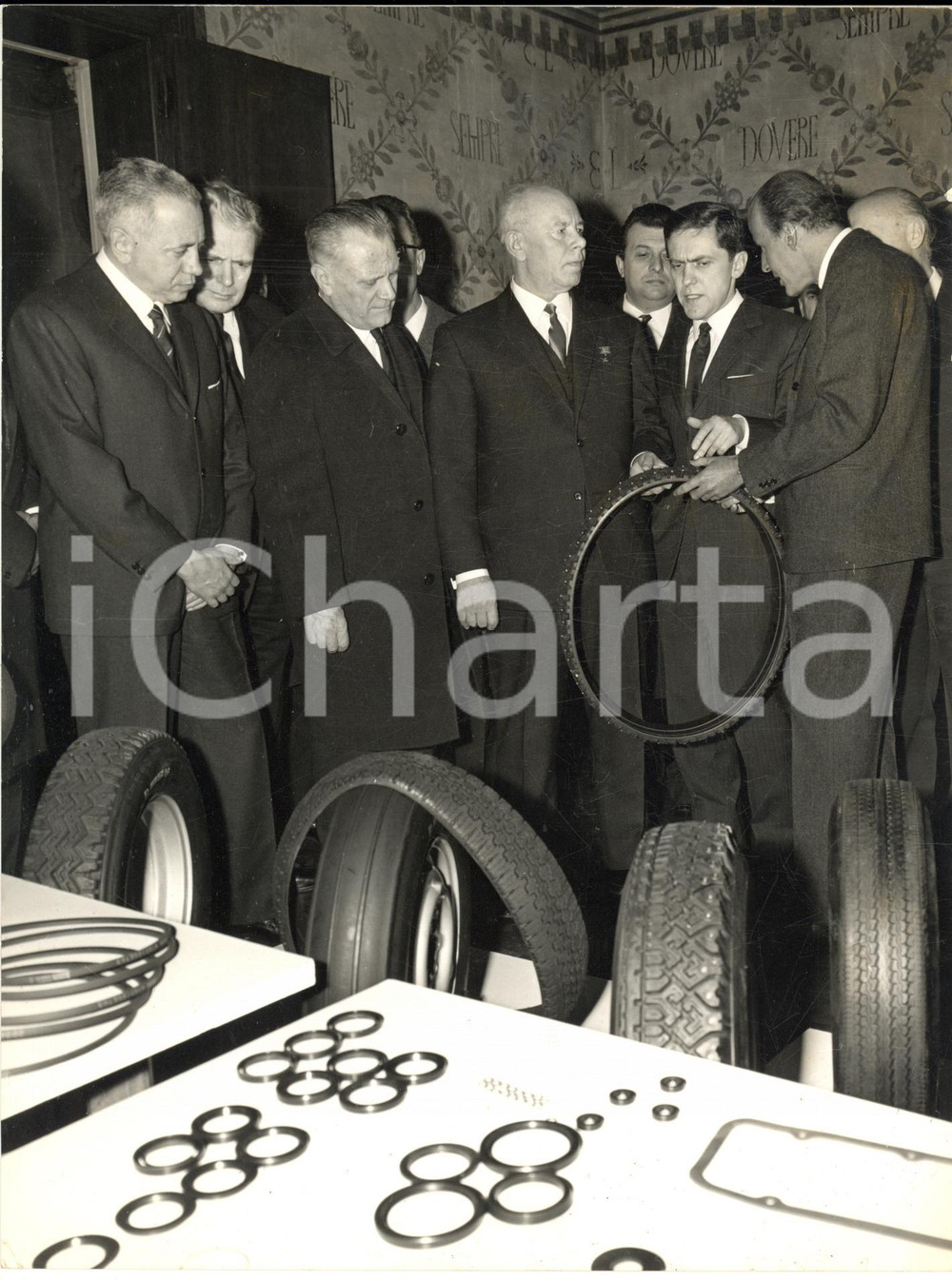 1967 MILANO Nikolaj PODGORNYI e Leopoldo PIRELLI in visita allo stabilimento   Fotografia d'epoca con didascalia coeva al verso.   CONDIZIONI: fair (piegatura al margine inferiore)FORMATO: 18x24 cm     originale e autentica 1