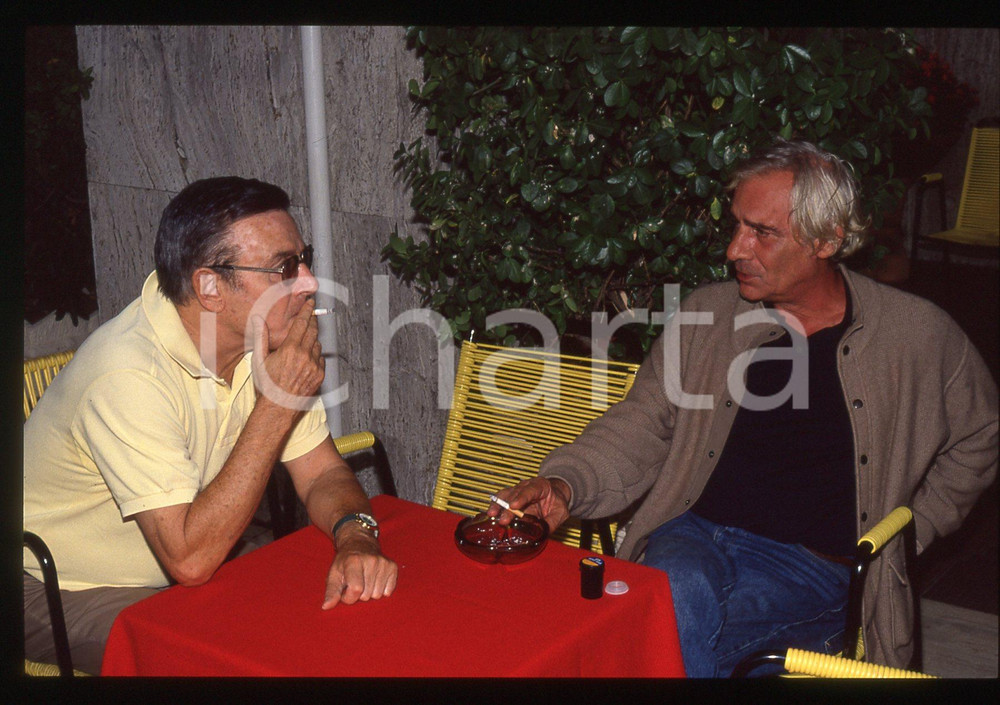 35mm vintage slide* 1990 ca MILANO Gian Maria VOLONTE' Franco BRUSATI Ritratto 2  Diapositiva d'epoca, in formato 35 mm.CONDIZIONI: GOOD   Tutti i diritti riservati.E' severamente vietata la riproduzione. ICharta mette in vendita, sul negozio eBay e in esclusiva sul sito "icharta" il proprio archivio composto da numerose diapositive e negativi fotografici d'epoca, tutti originali e autentici, che attraversano la storia del costume italiano tra gli la fine degli anni Sessanta e Novanta.Si tratta di uno sguardo inedito sull'attualit&agrave;, la politica, la vita quotidiana, il gossip e la cultura, che fotografa il cambiamento della nazione in quest'ultimo scorcio del XX secolo. Un'occasione unica per il mercato del collezionismo, che vede finalmente disponibile un archivio eccezionale per vastit&agrave;, tematiche e condizioni, in un settore (il negativo fotografico e la diapositiva) di assoluta novit&agrave; e dalle interessanti prospettive di investimento.  originale e autentica 1