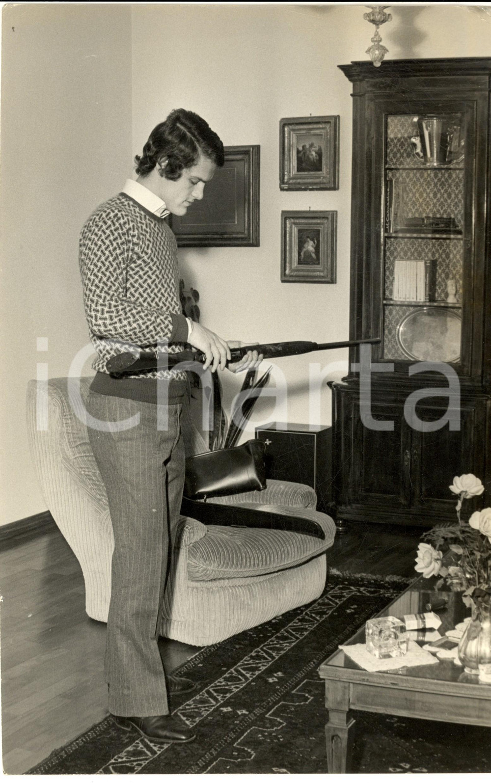 1972 MILANO Fabio CAPELLO sistema un fucile in casa(1) Foto 20x30 cm