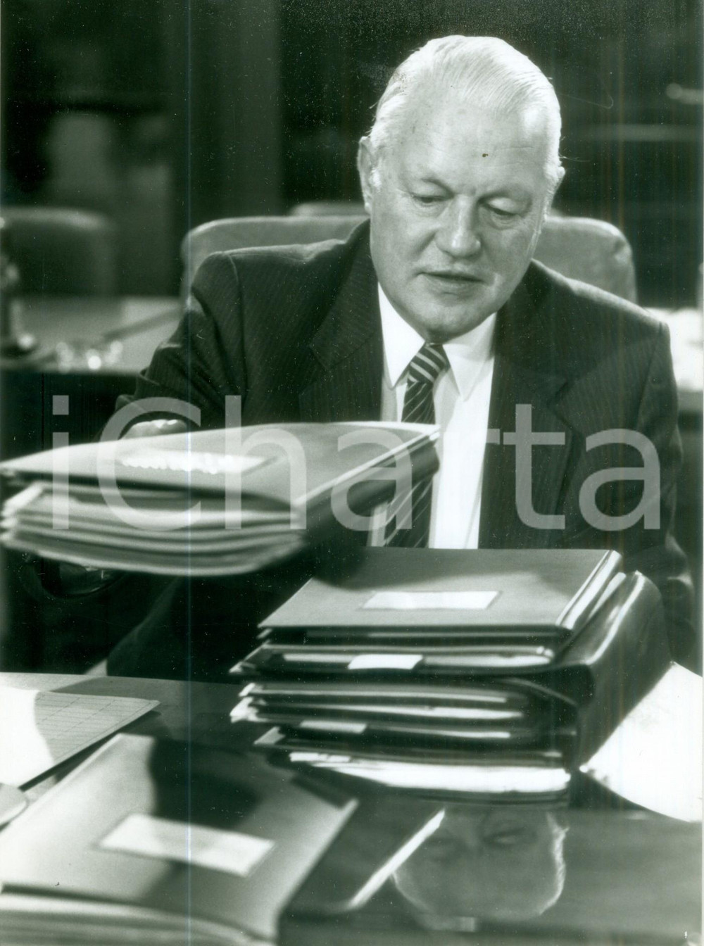 Fotografia d epoca originale 1988 BONN DE Ministro Gerhard STOLTENBERG prepara fascicoli Fotografia 1