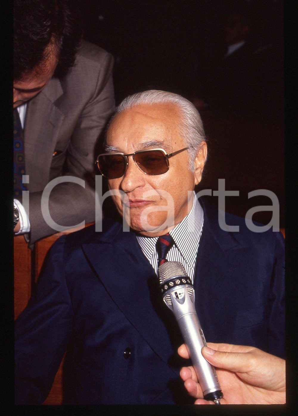 35mm vintage slide* 1992 MILANO Umberto ORTOLANI Processo BANCO AMBROSIANO (21)  Diapositiva d'epoca, in formato 35 mm.Nella diapositiva compare il finanziere Umberto Ortolani, in occasione di una seduta del processo per il crack del Banco Ambrosiano, tenutasi presso il Tribunale di Milano nell'aprile 1992.CONDIZIONI: GOODTutti i diritti riservati.E' severamente vietata la riproduzione. ICharta mette in vendita, sul negozio eBay e in esclusiva sul sito "icharta" il proprio archivio composto da numerose diapositive e negativi fotografici d'epoca, tutti originali e autentici, che attraversano la storia del costume italiano tra gli la fine degli anni Sessanta e Novanta.Si tratta di uno sguardo inedito sull'attualit&agrave;, la politica, la vita quotidiana, il gossip e la cultura, che fotografa il cambiamento della nazione in quest'ultimo scorcio del XX secolo. Un'occasione unica per il mercato del collezionismo, che vede finalmente disponibile un archivio eccezionale per vastit&agrave;, tematiche e condizioni, in un settore (il negativo fotografico e la diapositiva) di assoluta novit&agrave; e dalle interessanti prospettive di investimento. GOOD/buono   originale e autentica 1