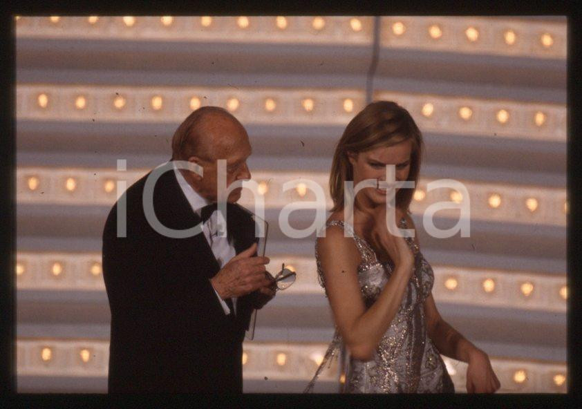 Fotografia d epoca originale 1998 Festival di SANREMO Eva HERZIGOVA Raimondo VIANELLO 35mm vintage slide 5 1