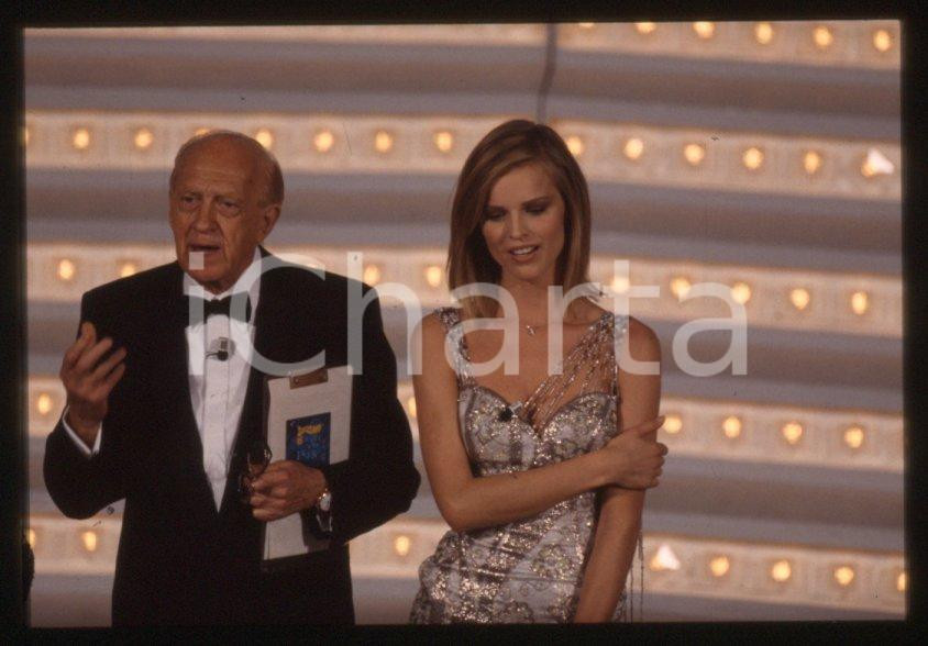 Fotografia d epoca originale 1998 Festival di SANREMO Eva HERZIGOVA Raimondo VIANELLO 35mm vintage slide 9 1