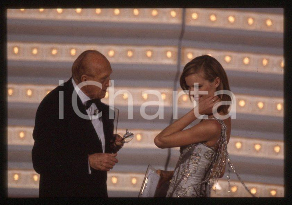 Fotografia d epoca originale 1998 Festival di SANREMO Eva HERZIGOVA Raimondo VIANELLO 35mm vintage slide 14 1