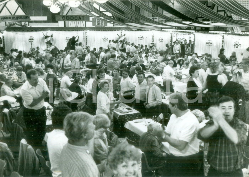 Fotografia d epoca originale 1990 ca MULHOUSE F Folla alle tavolate alle JournÃ©es d Octobre Fotografia 1