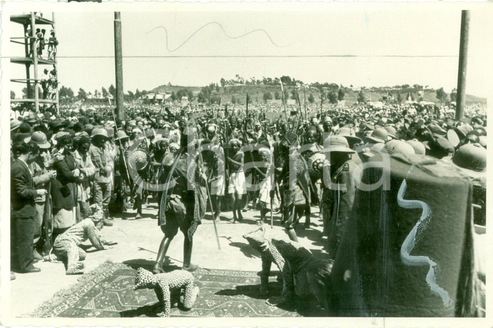 Fotografia d epoca originale 1938 ASMARA ERITREA Saggio teatrale indigeni cacciatori contro tigri FOTO 1
