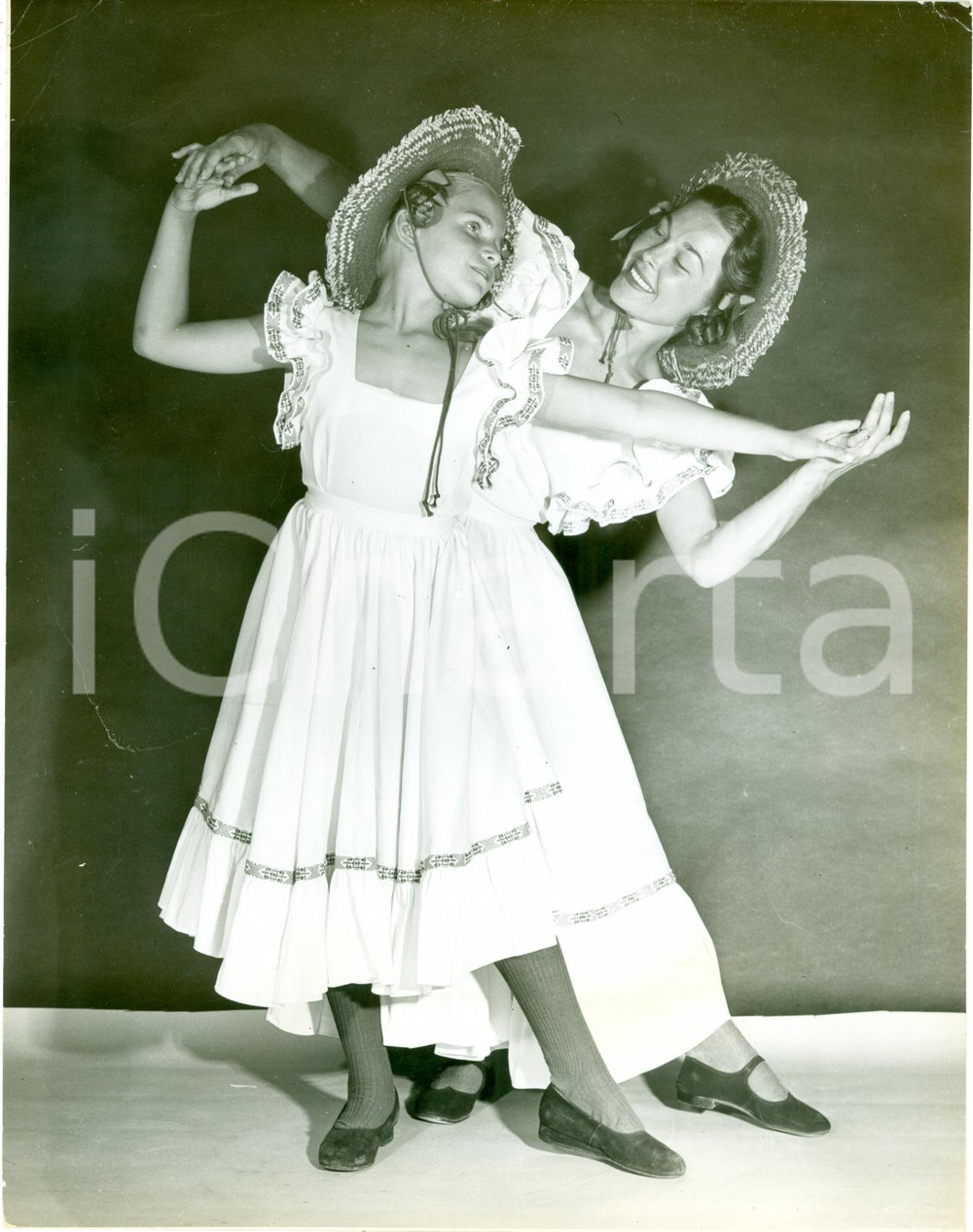 Fotografia d epoca originale 1940 ca LONDON ? Mother square dancing with her daughter PHOTOGRAPH 1