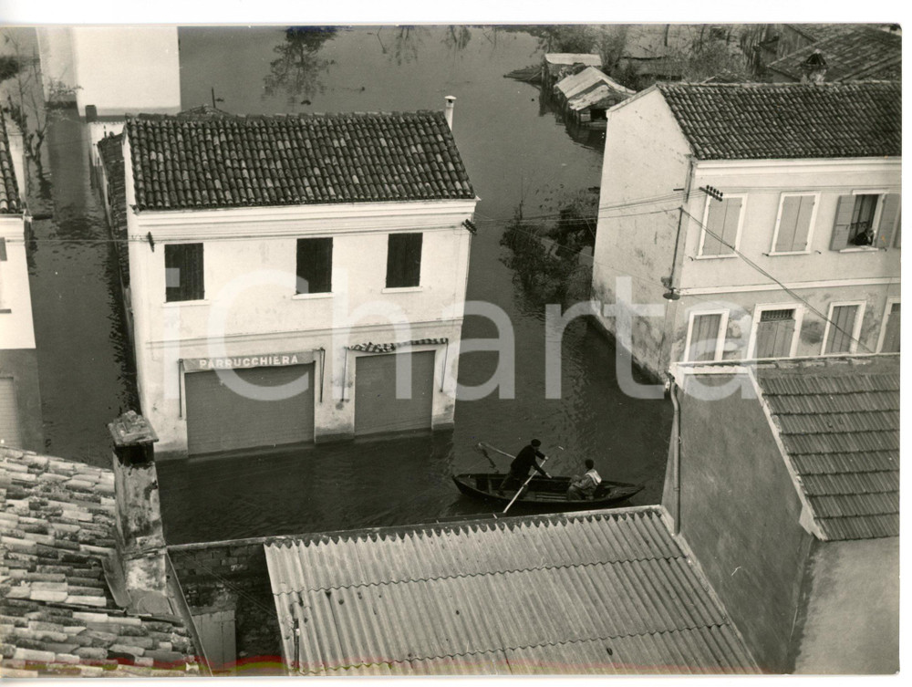 1958 ALLUVIONE NEL FERRARESE - GORO Sfollati in barca nelle strade allagate  Fotografia d'epoca con didascalia coeva al verso. CONDIZIONI: GFORMATO:18x13 cm     originale e autentica 1
