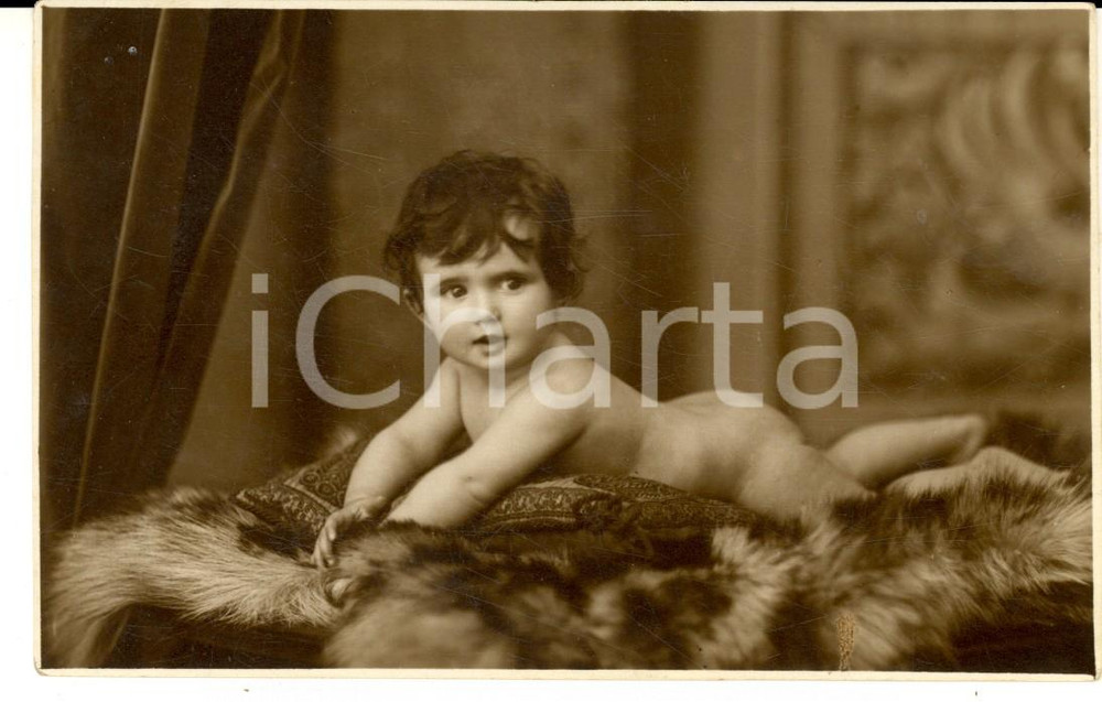Fotografia d epoca originale 1925 BELLUNO Ritratto di bambina sdraiata su un pellicciotto Foto A. ROCCO 1
