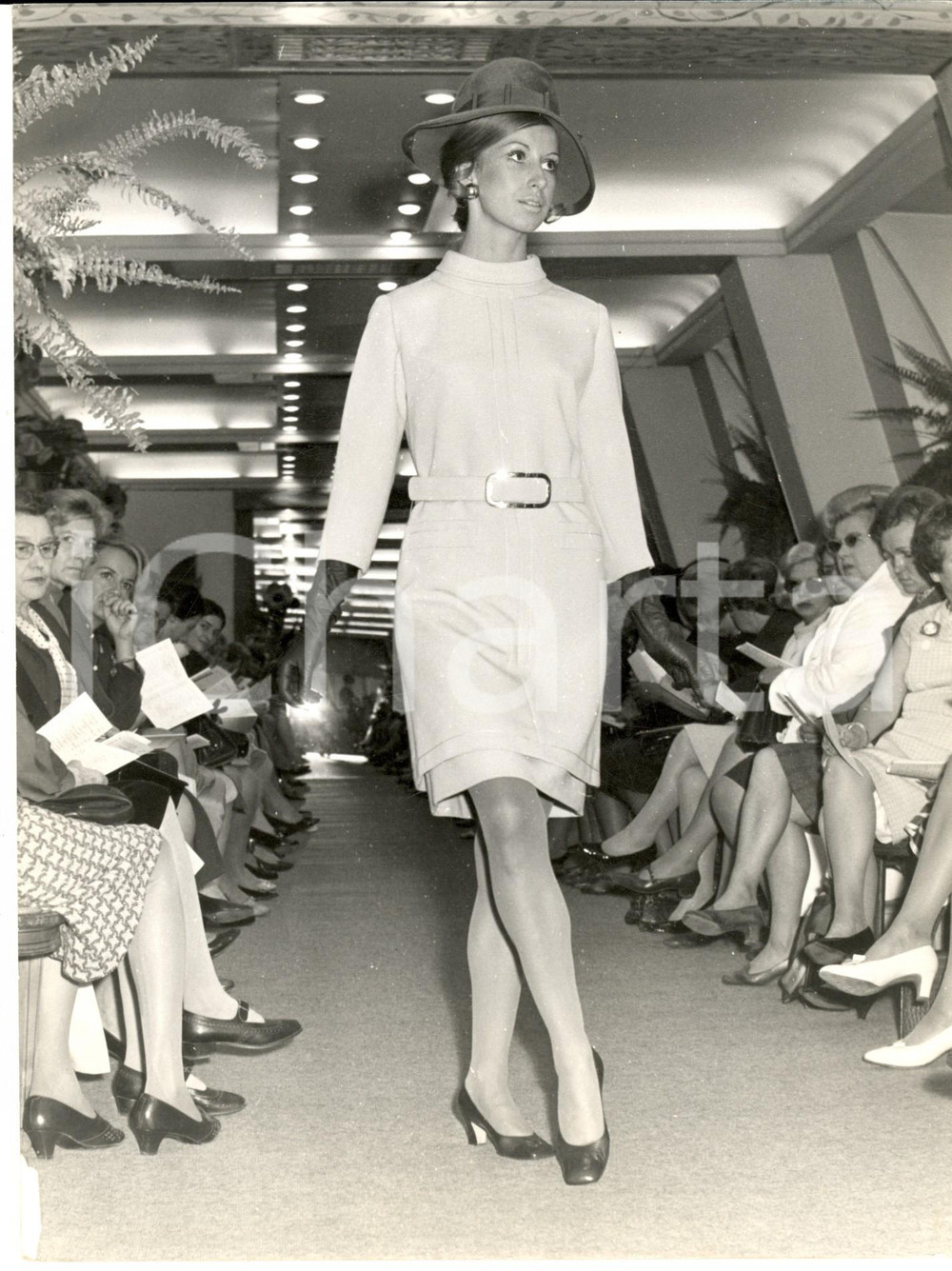 Fotografia d epoca originale 1965 ca PARIS MODA INVERNO VINTAGE Modella sfila con un abito crema con fibbia 1