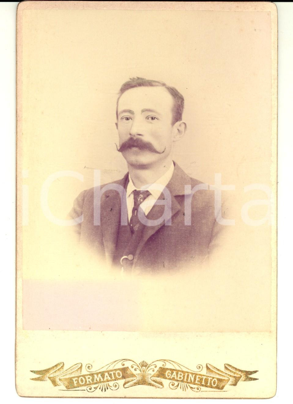 Fotografia d epoca originale 1890 ca Ritratto maschile con fiore sulla cravatta Foto VINTAGE gabinetto 1