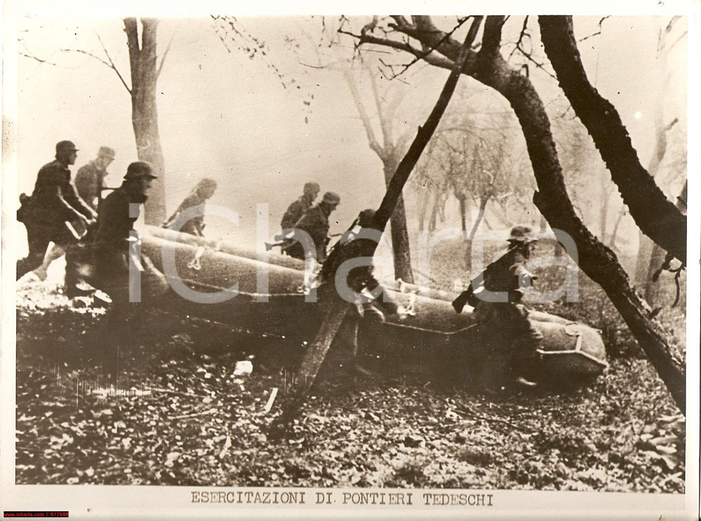Fotografia d epoca originale 1942 GERMANIA ? Pontieri tedeschi trasportano gommone per esercitazioni FOTO 1