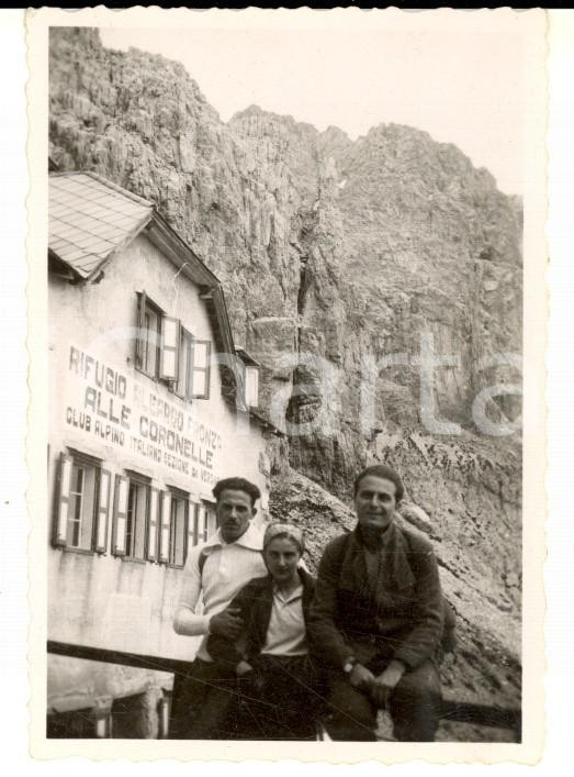 Fotografia d epoca originale 1935 Rifugio FRONZA ALLE CORONELLE TN Tre giovani escursionisti Foto 6x8 cm 1