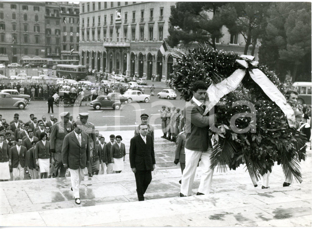 1960 ROMA Giulio ANDREOTTI e atleti olimpionici rendono omaggio al Milite Ignoto