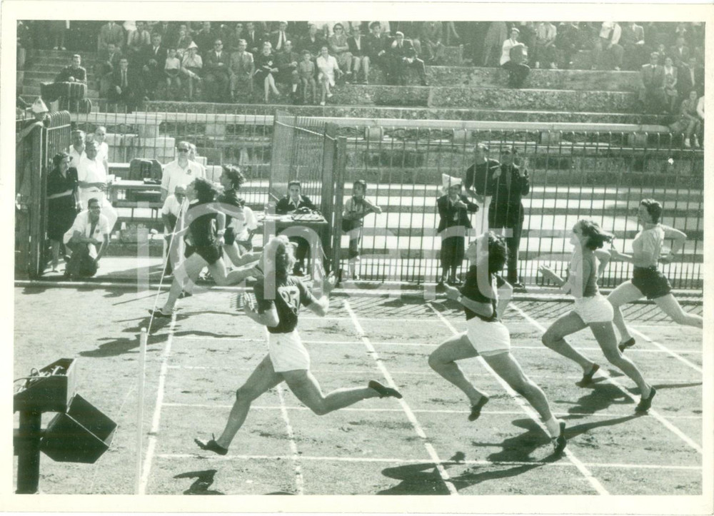 Fotografia d epoca originale 1935 ca PARABIAGO MI Atlete alla gara di atletica della SINGER Fotografia 1