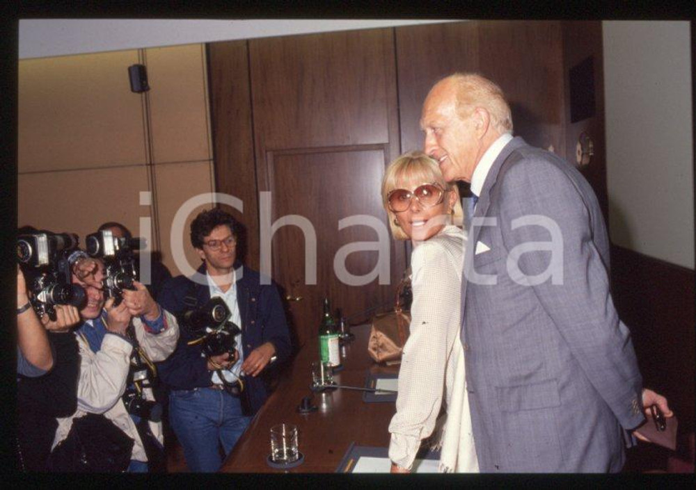 Fotografia d epoca originale 1998 Festival SANREMO  Raimondo VIANELLO Sandra MONDAINI 35 mm vintage slide 1 1
