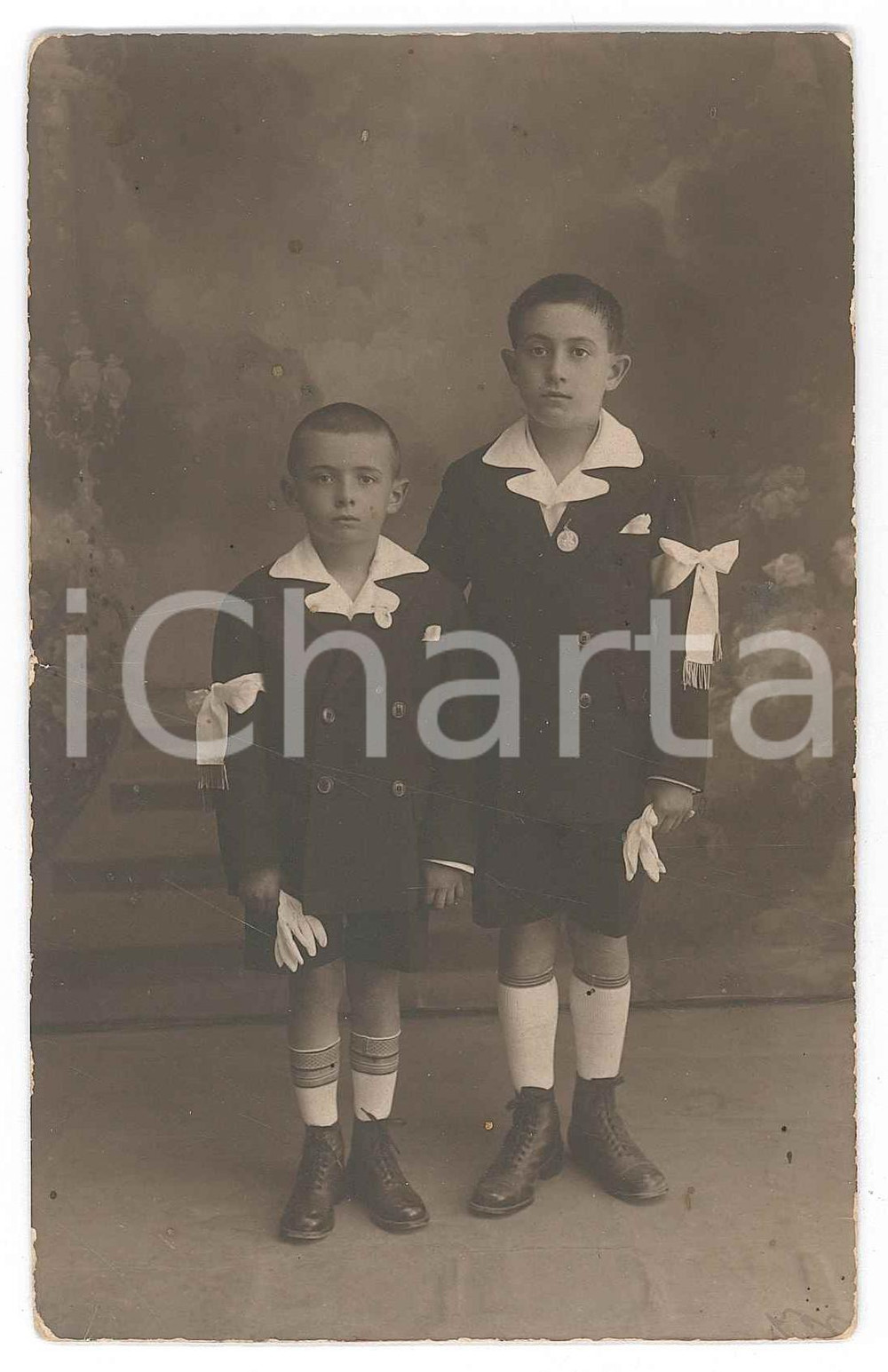1940 ca ITALIA Due fratelli il giorno della PRIMA COMUNIONE - Fotografia anonima  Fotografia d'epoca in formato cartolina postale. POOR/danneggiato Lievi smussature agli angoli, bruniture, abrasioni ai margini Formato: 8x13 originale e autentica 1