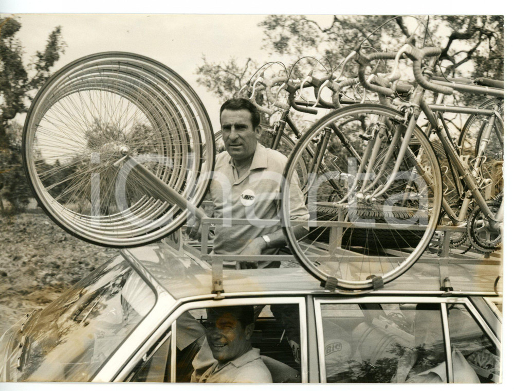 Fotografia d epoca originale 1967 CICLISMO RaphaÃ«l GEMINIANI con carico di biciclette della squadra BIC Foto 1